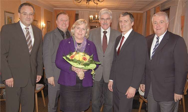 Die frisch gewählte Stadtbürgermeister-Kandidatin. (v.l.): Bürgermeister Bernd Weidenbach, Landrat Dr. Jürgen Pföhler, Gabriele Hermann-Lersch, Elmar Lersch, CDU-Ortsverbandschef Norbert Heidgen, Landtagsmitglied Guido Ernst.FA