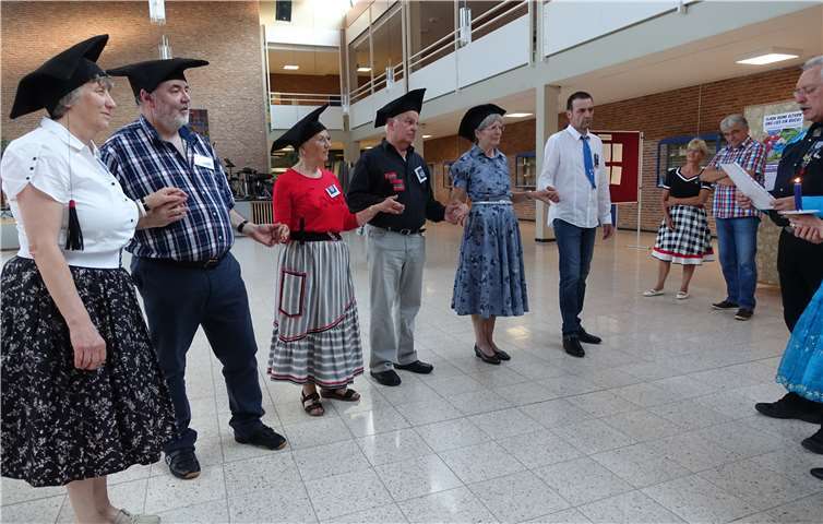 Die frisch graduierten Square Dancers erhielten ihre Diplome und Badges und wurden offiziell in die Gemeinschaft aufgenommen. Foto: privat