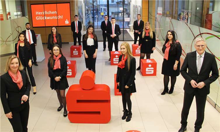 Die frischgebackenen Bankkaufleute der Kreissparkasse Ahrweiler mit ihrer Ausbildungsleiterin Katja Figura (vorne links) und dem Vorstandsvorsitzenden Dieter Zimmermann (vorne rechts). Foto: KSK Ahrweiler