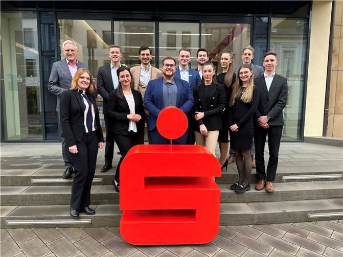 Die frischgebackenen Bankkaufleute der Kreissparkasse Ahrweiler mit ihrer Ausbildungsleiterin Lara Fritsche (1.v.l.) und dem Vorstandsvorsitzenden Dieter Zimmermann (1.h.l.); es fehlen: Luis Raths und Juliana Hermez. Foto: Kreissparkasse Ahrweiler – Marco Seydel