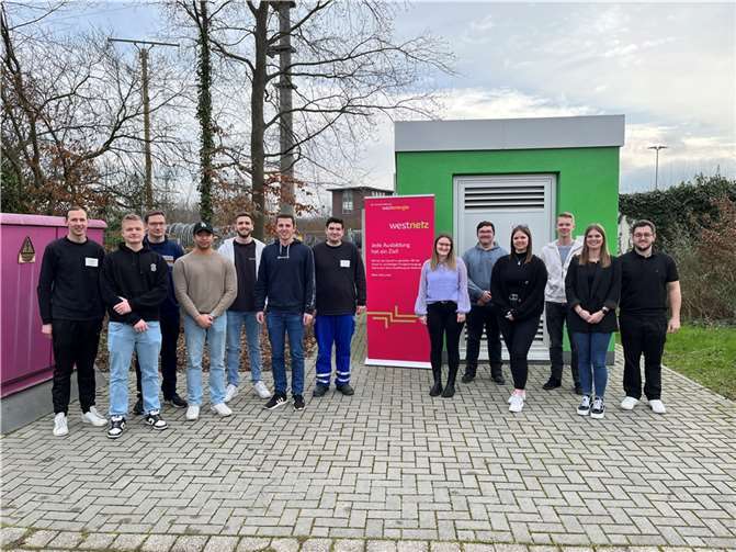 Die frischgebackenen Fachkräfte freuen sich über den erfolgreichen Abschluss ihrer Ausbildung bei Westnetz.  Foto: Westnetz)
