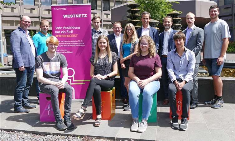 Die frischgebackenen Nachwuchskräfte freuten sich über den Abschluss der Ausbildung bei der Westnetz in Saffig. Foto: Westnetz
