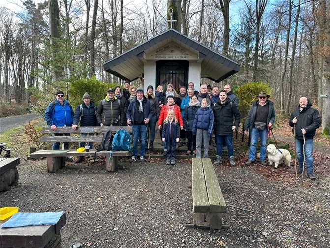 Die fröhliche Wandergruppe am Auge Gottes.  Foto: privat