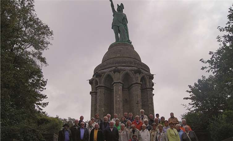 Die fröhlichen Senioren vor dem Hermanns Denkmal. privat