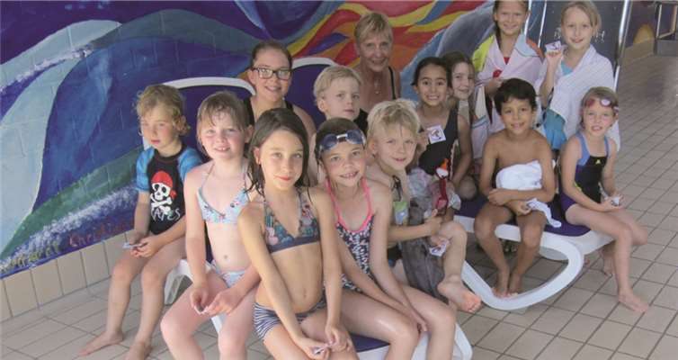 Die fröhlichen Wasserratten mit Hallenbadchefin Inge Amzehnhoff (h.M.) und DLRG-Betreuerin Lena Marie Gensheimer. privat