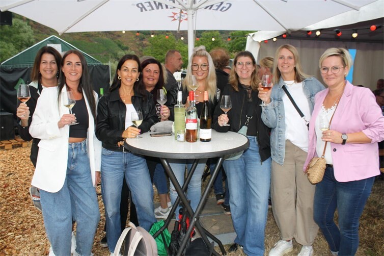 Die fruchtige Ernster Rebensaft mundete in seiner kompletten Angebotsvielfalt auch dieser fröhlich feiernden Damenclique.
