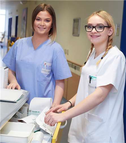 Die frühere Jahrespraktikantin Sarah Femu und Alisa Brücker, Auszubildende zur Gesundheits- und Krankenpflegerin, arbeiten ab dem ersten Tag.zusammen. privat