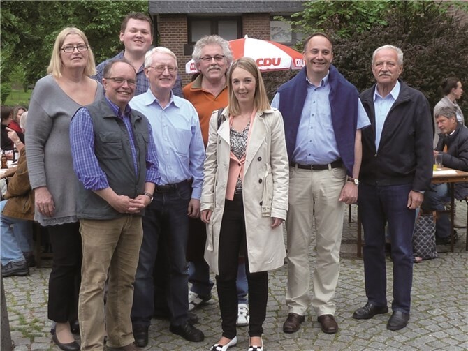 Die frühere Ortsbürgermeisterin Ulrike Jossen, der Erste Ortsbeigeordnete Manfred Kaulen, der CDU-Ortsvorsitzende Andreas Nagel, der Erste Beigeordnete der Verbandsgemeinde (VG) Unkel, Dr. Heinz Schmitz, Vorstands- und Ratsmitglied Erich Nagel, Ellen Demuth MdL, André Gottschalk, Erster Beigeordneter der VG Asbach sowie Bürgermeister a.D. Werner Zimmermann beim Maibaumfest der Rheinbreitbacher CDU. CDU Rheinbreitbach