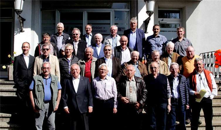 Die früheren Außendienstler vor der Firma W+D. privat