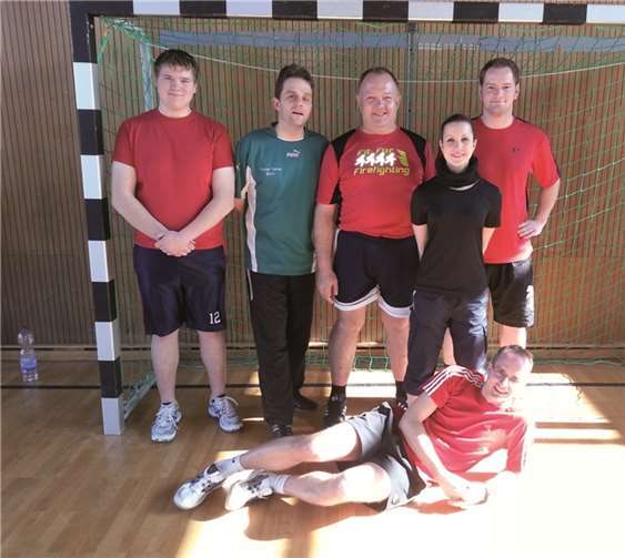 Die fünf Abnahmeberechtigten für das Deutsche Olympische Sportabzeichen im Brohltal: Sarah Schaup (Feuerwehr Glees) , Matthias Schäfer und Daniel Müller (beide Feuerwehr Burgbrohl) Thomas Wehren (Feuerwehr Kempenich) und Björn Pfeif (Feuerwehr Niederzissen).  Privat