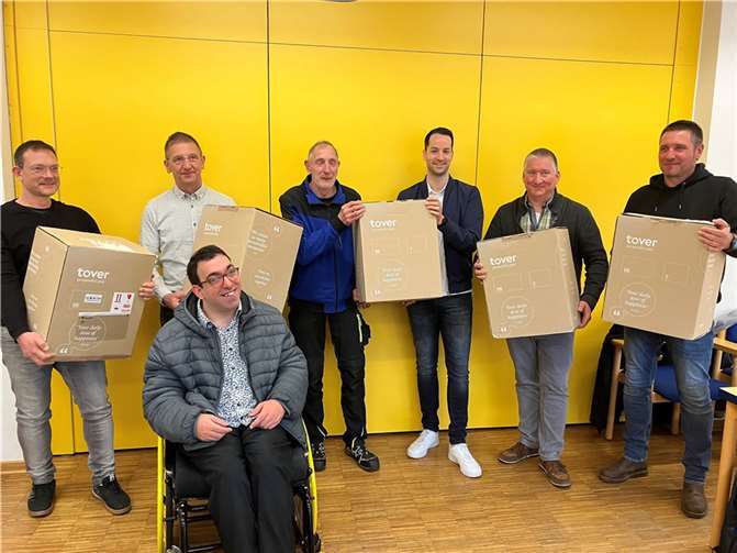 Die fünf Betriebsstättenleiter nahmen ihre Geräte in Empfang. Stefan Zeidan (vorne) und Karl Rode (3.v.l.) bedankten sich im Namen der Mitarbeiterschaft bei der Geschäftsleitung für die Anschaffung. Quelle: