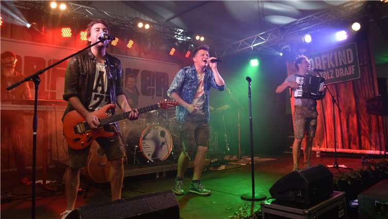 Die fünf Dorfrocker sorgten bei den etwa 300 Besuchern im Festzelt für tolle Stimmung. Fotos: HEP