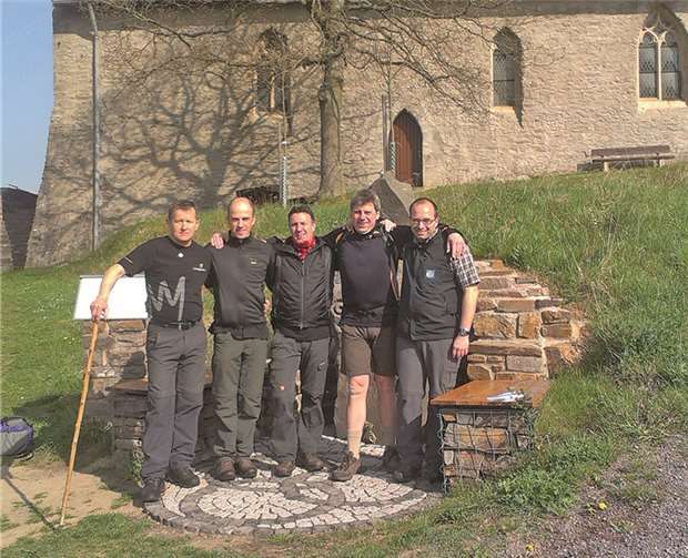 Die fünf Fußpilger vor dem Start auf dem Bleidenberg. privat