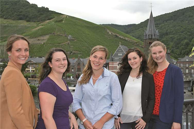 Die fünf Kandidatinnen für das Amt der Gebietsweinkönigin.privat