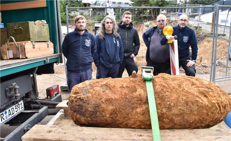 Die fünf Männer vom Kampfmittelräumdienst haben die Bombe problemlos entschärft.Fotos: HEP