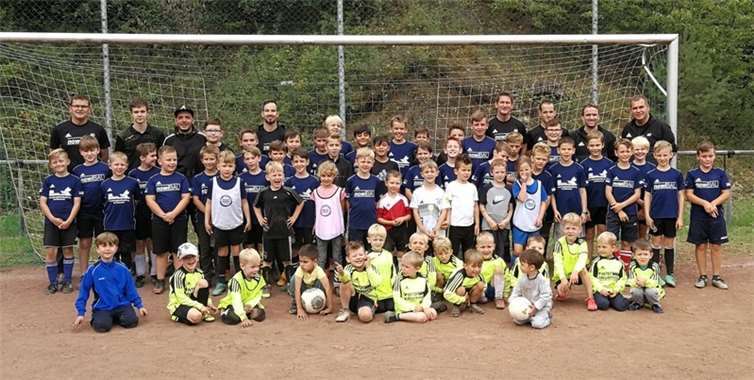 Die fünf Mannschaften der JSG auf dem Sportplatz in Niederlützingen.Foto: privat