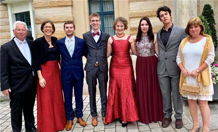 Die fünf Stipendiaten mit Vorstandsmitgliedern am Festspielhaus. Foto: privat