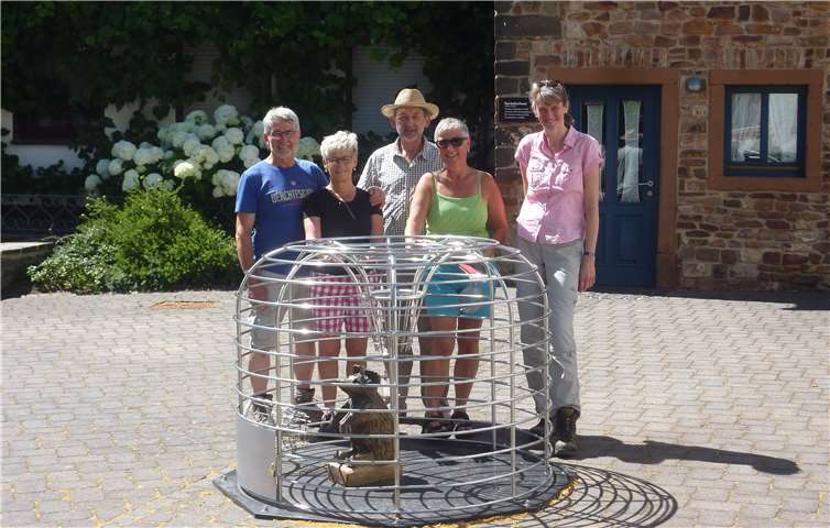 Die fünf Wanderfreunde am Mausefallenmuseum.privat