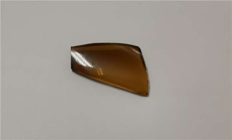 Die fünf bis sieben Zentimeter große Glasscherbe, die versteckt war in einem Brötchen. Foto: Stadt Lahnstein