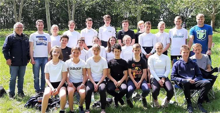 Die fünf erfolgreichen Rudermannschaften des „KuBa“ Münstermaifeld und der RG Treis- Karden wurden vor Ort von den Sportlehrern Sascha Maennchen (hinten,1.v.r.) , Michael Hippert und Timo Sesterhenn (hinter,1.u.2.v.l.) betreut. Foto: Privat