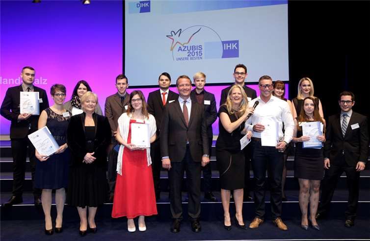 Die fünf geehrten Auszubildenden aus dem Bezirk der IHK Koblenz auf der Bühne während der Nationalen Bestenehrung in Berlin.DIHK/Jens Schicke