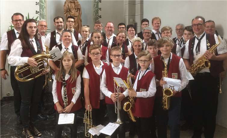 Die fünf stolzen Musikerinnen und Musiker inmitten der Musiker des Orchesters nach dem Schlusssegen in der Pfarrkirche Maria Geburt in Andernach-Eich.Fotos: privat