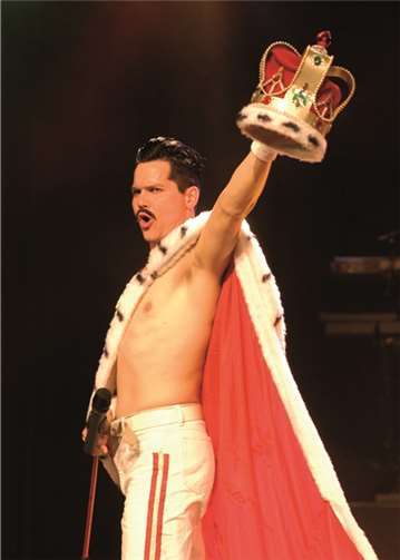 Die fünfköpfige „Queen Revival Band“ mit ihrem Sänger Harry Rose möchte den Kurhaussaal zum Kochen bringen. Volker Stankewitz www.pixelplaat.de