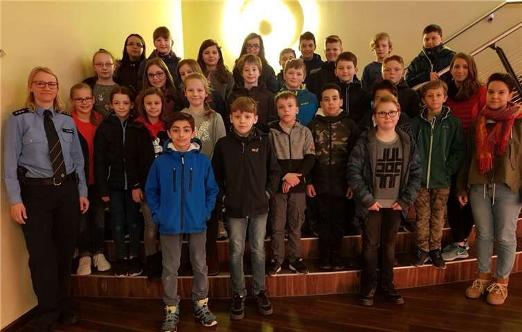 Die fünfte Klasse des Gymnasiums Karthause sah sich den Film mit Polizeihauptkommissarin Bleser an. Foto: Polizeipräsidium Koblenz