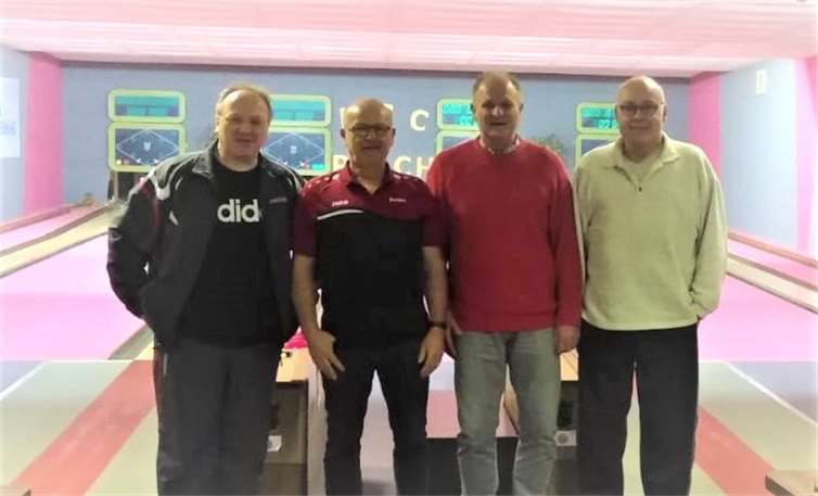 Die fünfte Mannschaft, H. Kleiner, E. Esch, K. Engel, K-h. Friedrichs, spielte in der Polcher Kegelhalle. Fotos: privat
