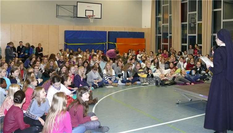 Die fünften und sechsten Klassen hatten großen Spaß beim Zuhören.