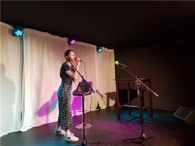 Die fünfzehnjährige Maya Tochyia hat viel Soul in der Stimme.