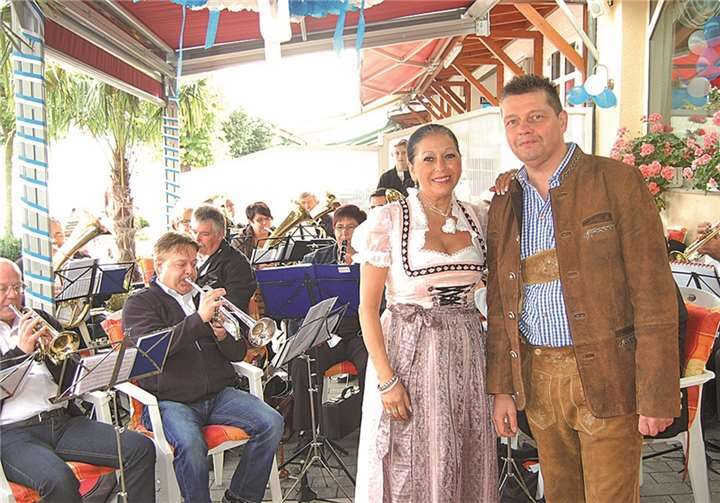 Die für stimmungsvolle Blasmusik verantwortliche Brassband „Fidele Lähmdeuwele“ wurde vom Ehepaar Schnelle persönlich begrüßt.