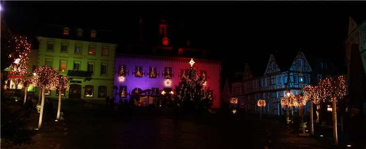 Die ganze Altstadt strahlt am Abend in allen erdenklichen Farben - Linz ist sprichwörtlich die "Bunte Stadt am Rhein.Fotos: KBL