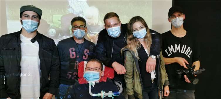 Die ganze Crew (v.l.): Dominic Sanz, Alfredo Sanz, Simon Hellenthal, Lukas Hellenthal, Alina Wassong und Kameramann Jan Barthel. Fotos: privat