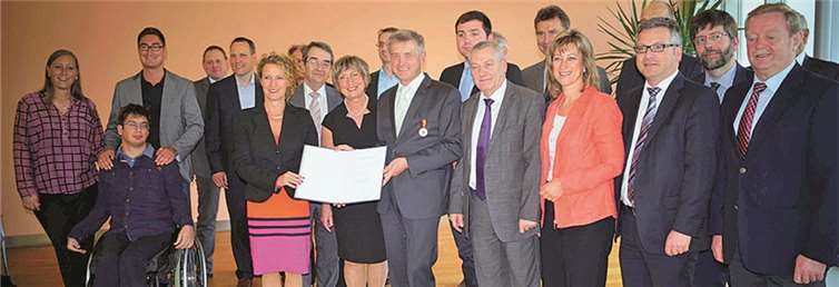 Die ganze Familie Röhrig und alle Gratulanten freuen sich mit Hans Peter Röhrig über die hohe Auszeichnung des Landes.TT