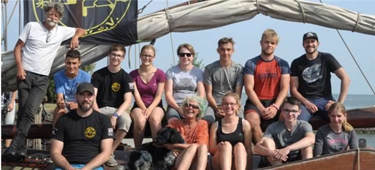 Die ganze Gruppe mit Skipperin Cynthia, Maat Willem, Hund Tsjebbe und vielen Judokas kurz vor der Abreise an Deck der Vrouwe Jitske. privat