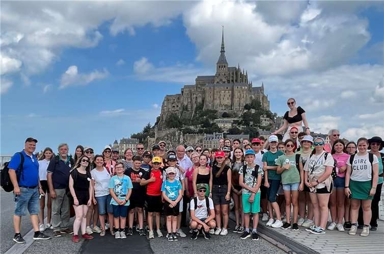 Die ganze Gruppe vor dem Mont-Saint-Michel. Fotos: Privat