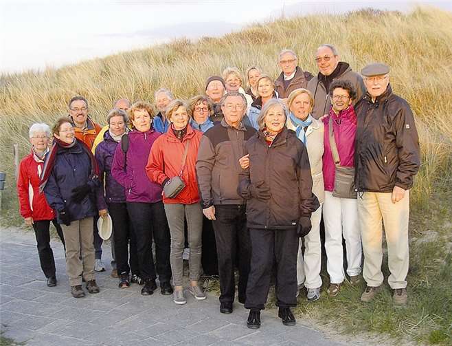 Die ganze Gruppe wartet auf den Sonnenuntergang.