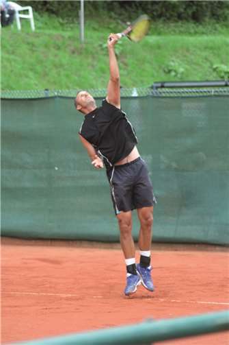 Die ganze Kraft legte Gerhard Fahlke beim Sieg in der Altersklasse 40+ in seine Aufschläge.