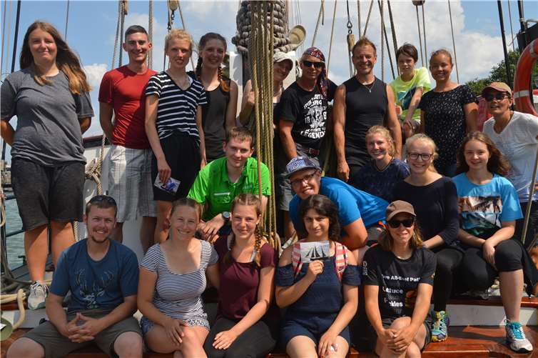 Die ganze Mannschaft des Segelschiffes erlebt Tage voller Gemeinschaft.