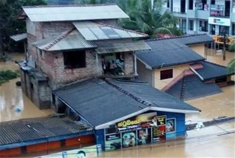 Die ganze Stadt steht unter Wasser, sodass die Fortbewegung nur noch mit Booten möglich ist. privat