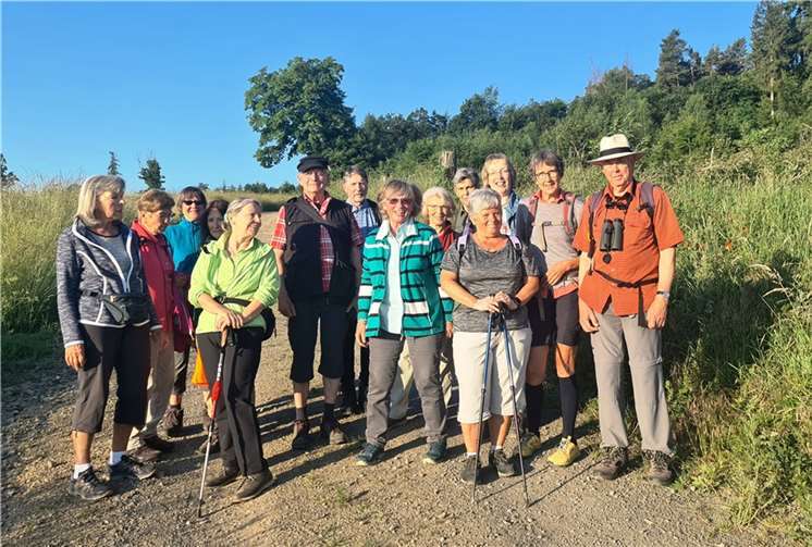 Die ganze Wandergruppe war sich einig: auch wenn die eine oder andere Stunde Schlaf fehlte, so wurde dieses Versäumnis durch die frische Morgenwanderung mit Vogelgesang viele Male wettgemacht. Quelle: Eifelverein Sinzig