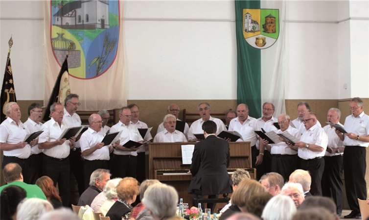 Die gastgebende Chorgemeinschaft beeindruckte mit Können und Repertoire. AB