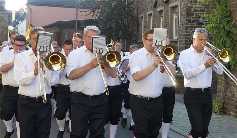 Die gastgebende Pommerner Winzerkapelle führte den musikalischen Festumzug zu den beiden Majestäten an.
