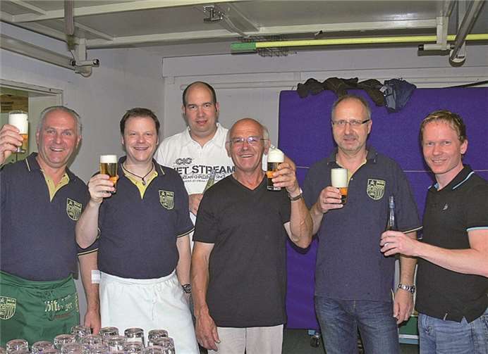 Die gastgebenden Jubilare hatten auch zum 50. Geburtstag auch an der Festtheke alles im Griff und versorgten ihre Gäste trefflich.