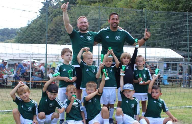 Die gastgebenden Namedyer Bambini präsentieren stolz ihre Pokale bei ihrem Bambinitreff zusammen mit ihren Betreuern Dr. Meinhard Forkert und Christian Greiner. privat