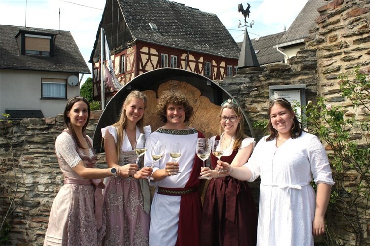 Die gastgebenden Weinmajestäten aus Kaisersesch und Ernst sowie Moselweinprinzessin Annalena konnten sich mit den Besuchern über ein tolles Weinfest freuen.