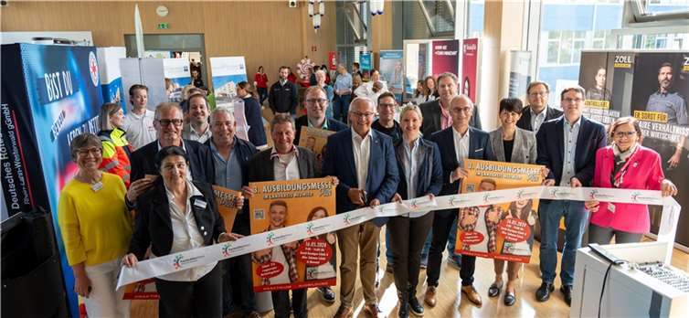 Die geballte Energie der Fachkräfteallianz im Landkreis Neuwied war auch mit Landrat Achim Hallerbach und dem 1. Kreisbeigeordneten Philipp Rasbach auf der AusbildungsmessePlus vertreten.  Foto: Martin Boden