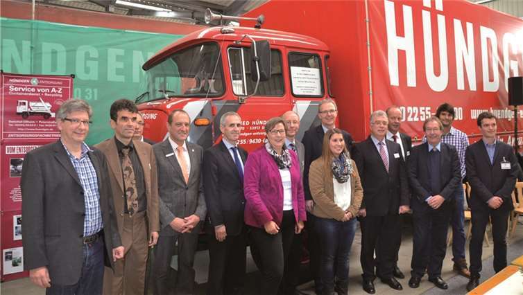 Die geballte Fachkompetenz in Sachen Recycling hatte sich in Ollheim versammelt. -RFW-