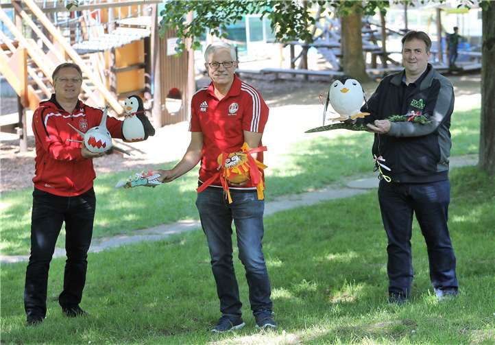 Die gebastelten Tiere plus einer dicken Spende wurden dem Zoo mit dessen Chef Mirco Thiel (rechts) am Wochenende vom Vorsitzenden des Vereins, Rolf-Dieter Reisdorf, und Vorstandsmitglied Andreas Gerber (links) übergeben.Foto: Privat